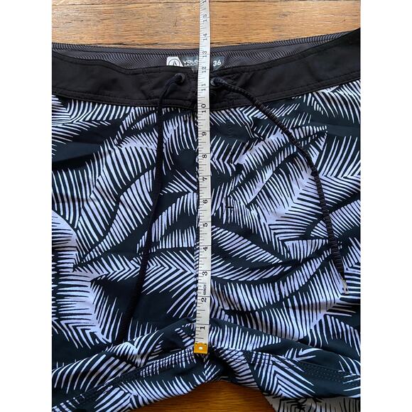 VOLCOM Mod-Tech Hawaii Black/White Floral Boardshorts sz 36 - Picture 9 of 12